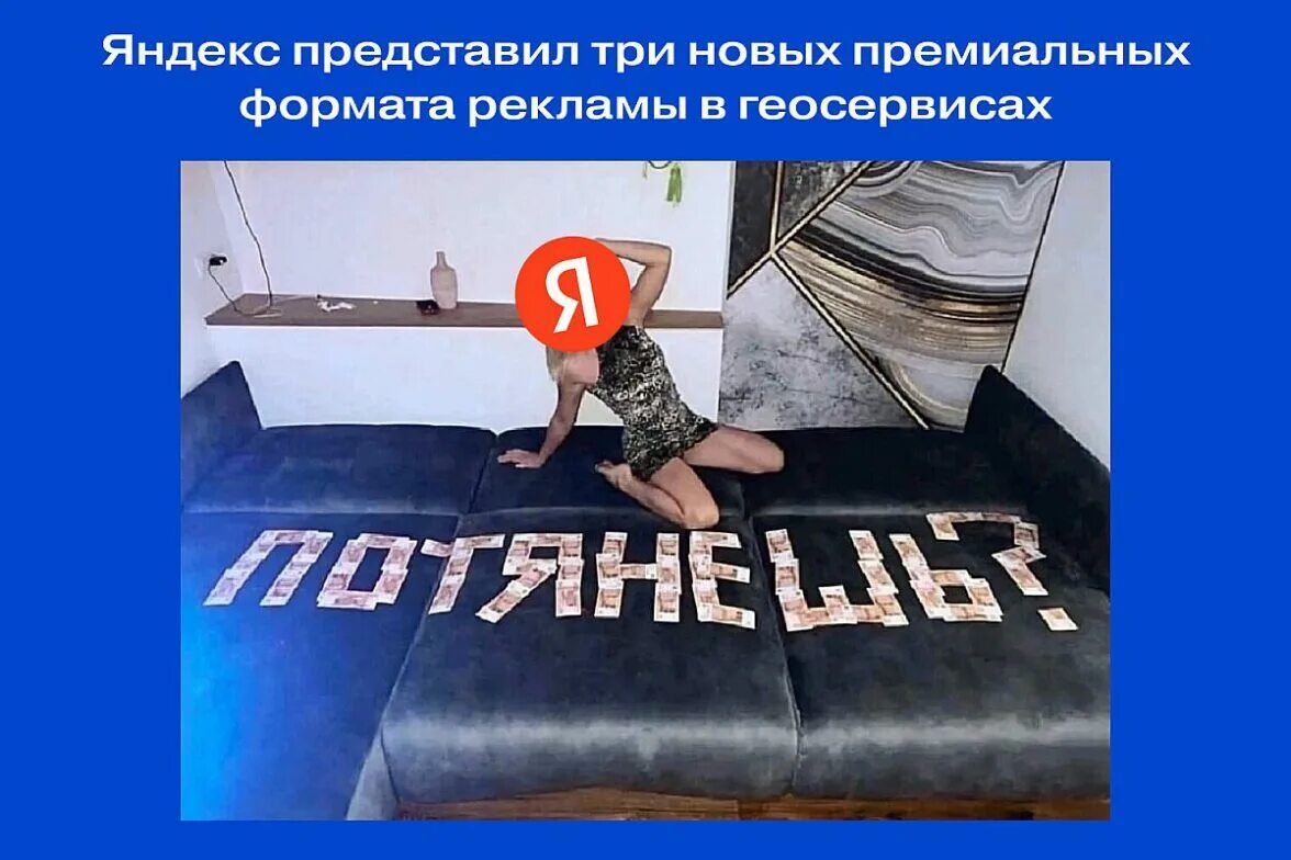 Перетягивание каната. Растянутая фотография. Девушка и фитнес. Женские ноги. На розовом коврике для йоги девушка.