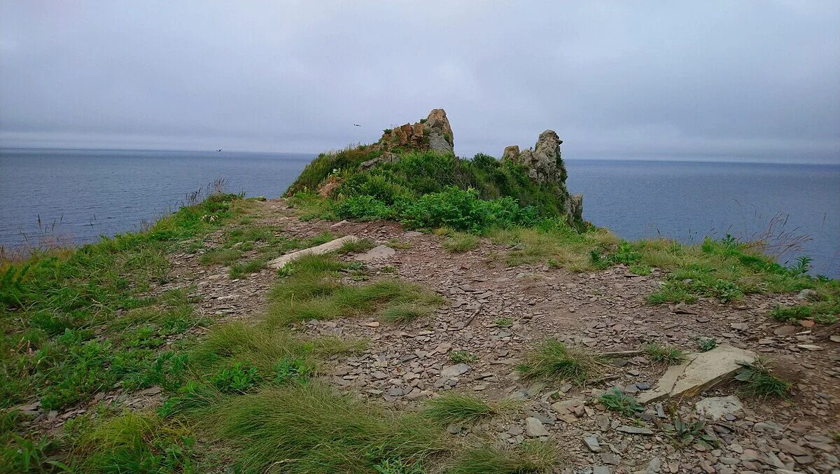 Мыс точка. Мыс точка. Земля франца иосифа самая северная точка россии. Маяк на мысе дежнёва. Чукотка мыс дежнева.