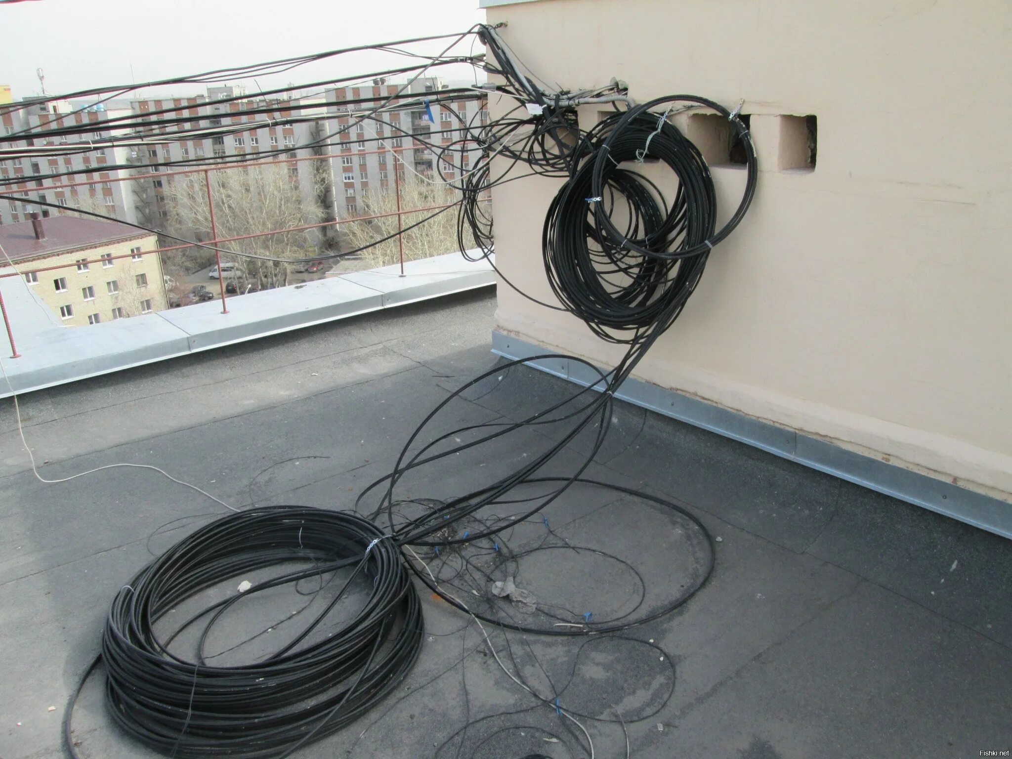 Кинуть кабель. Провода на крыше. Кабель на крышу. Электрический кабель по кровле. Крыши с проводами и кабелями.