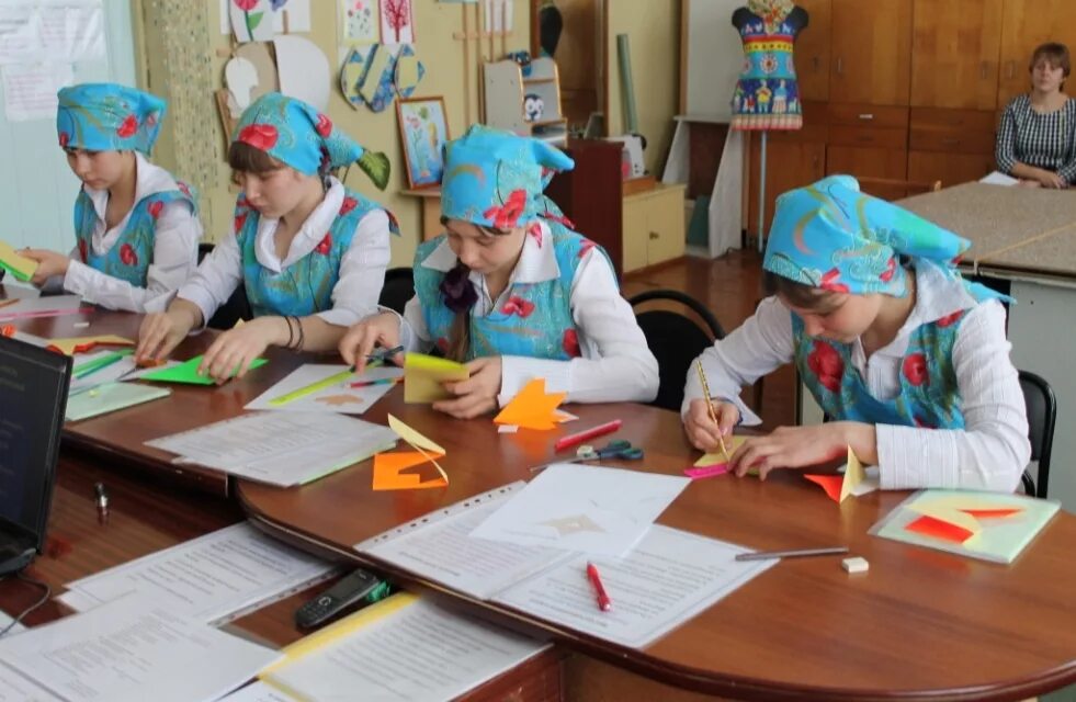 Картинки труда в школе. Урок технологии в школе. урок труда у девочек. дети на уроке технологии. трудовая деятельность школьников.