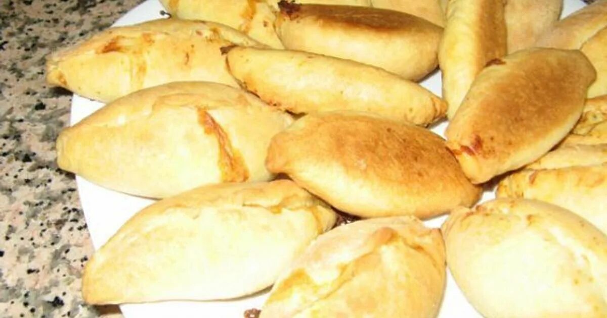Пресные пирожки. Пирожки с капустой жареные. Пирожки с капустой. Пирожки с капустой на сметанном тесте в духовке. Пирожки с капустой из бездрожжевого теста.