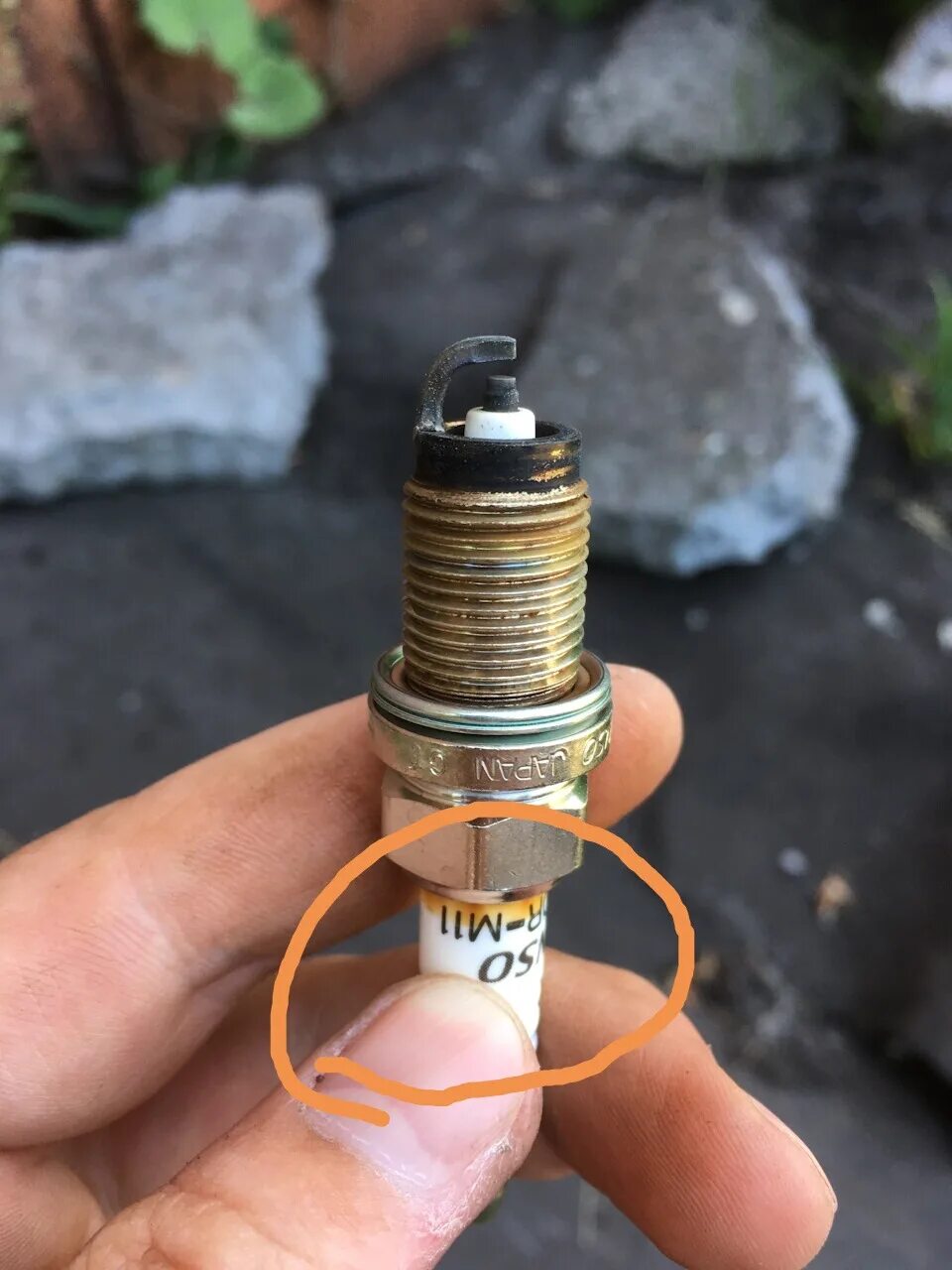 Свечи зажигания 2240w8914. Пропускают свечи. Пропускают свечи. Пробой свечи зажигания. Следы пробоя на изоляторе свечи зажигания.