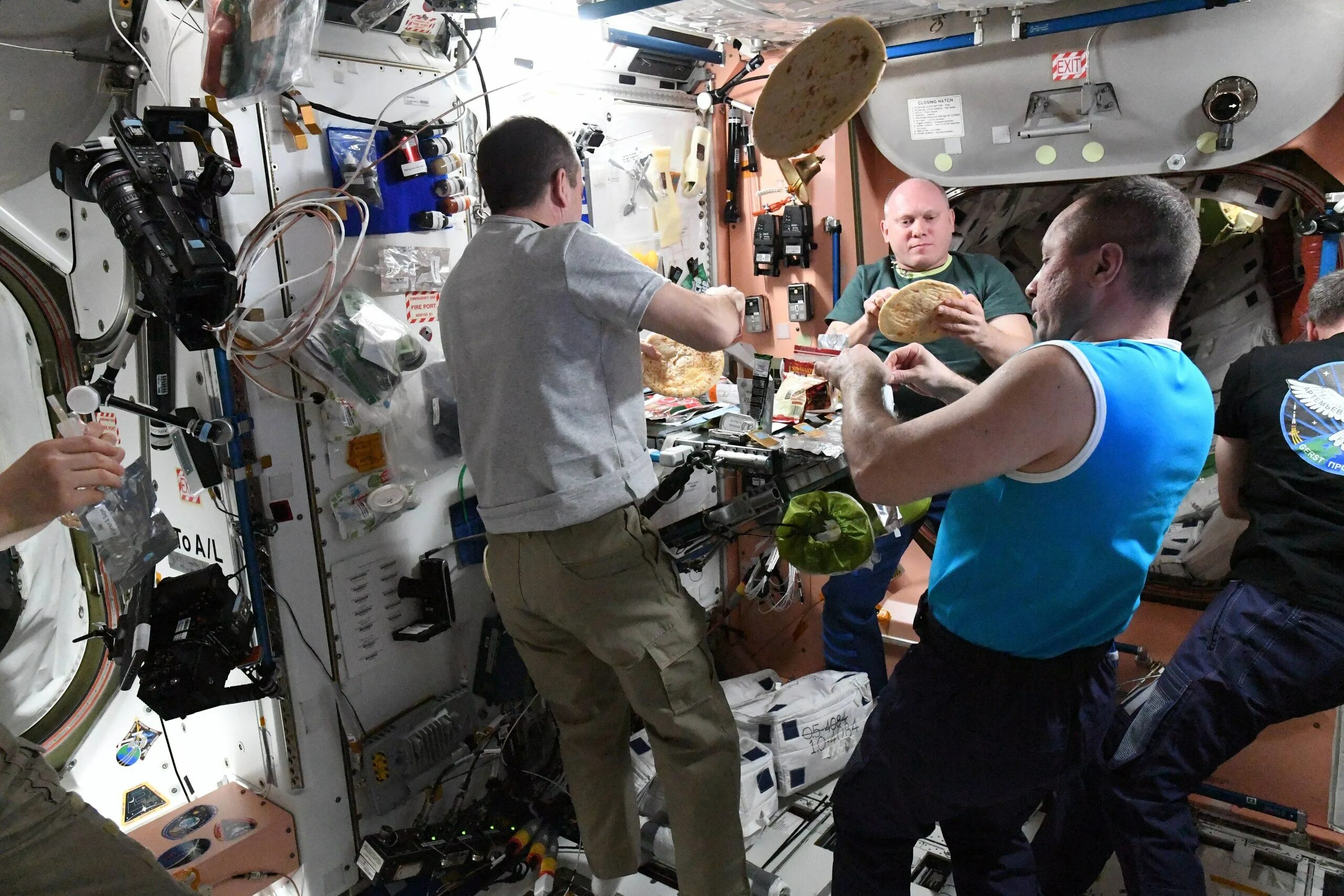 прием мкс. прием мкс. сергей николаевич рязанский на орбите. российские космонавты в невесомости. сунита уильямс на мкс.