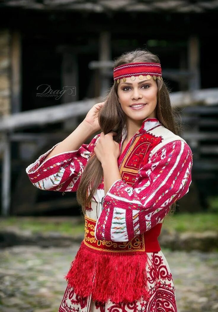 Болгарские женщины. Болгарские девушки. Болгар девушка. Болгарка в национальном костюме. Андреа мантеа.
