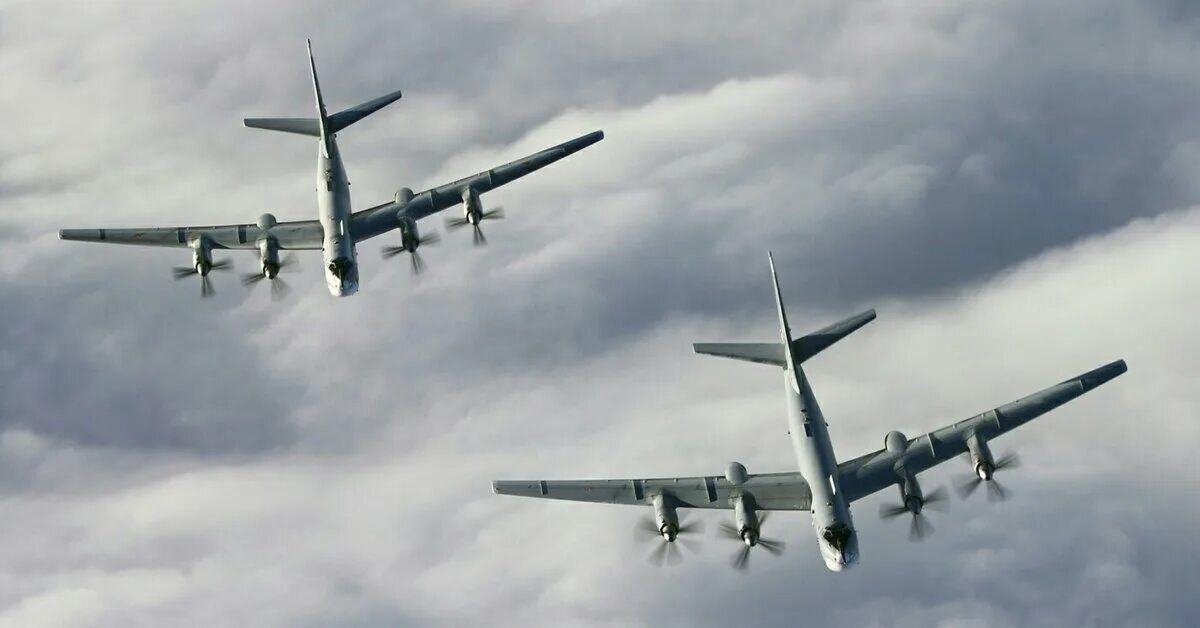 Самолет дальней авиации ту-95 мс. Ту-95 дягилево. Бомбардировщики россии ту 95мс. Два ту 95. Ту-95мс кабина стрелка.