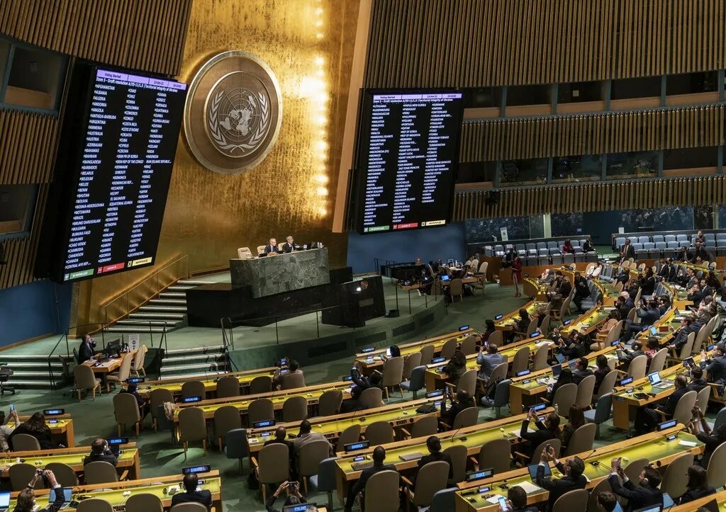 Парламент ООН. Генеральная Ассамблея ООН. Генассамблея ООН 2022 здание. Зал Генеральной Ассамблеи ООН.