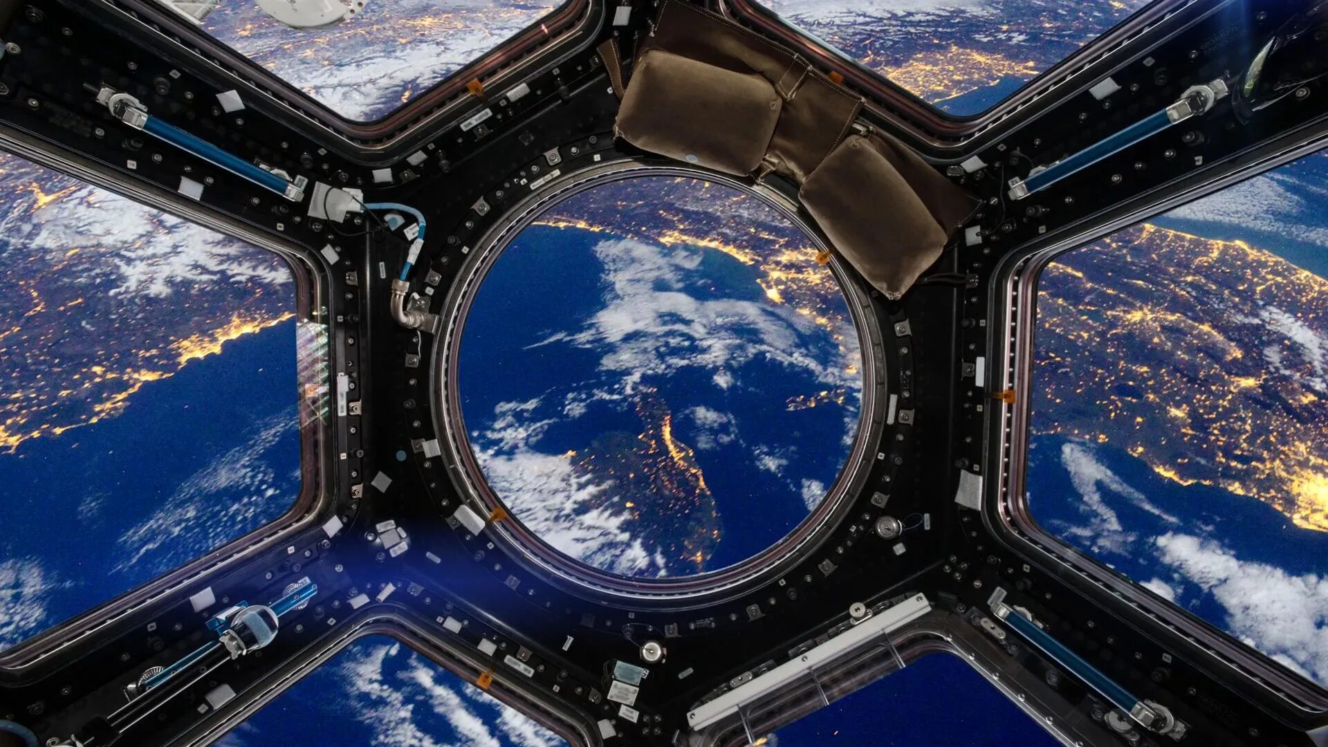 Путешествовать по космосу. Иллюминатор МКС. Вид из иллюминатора на землю. Вид из иллюминатора в космосе. Иллюминатор космического корабля.