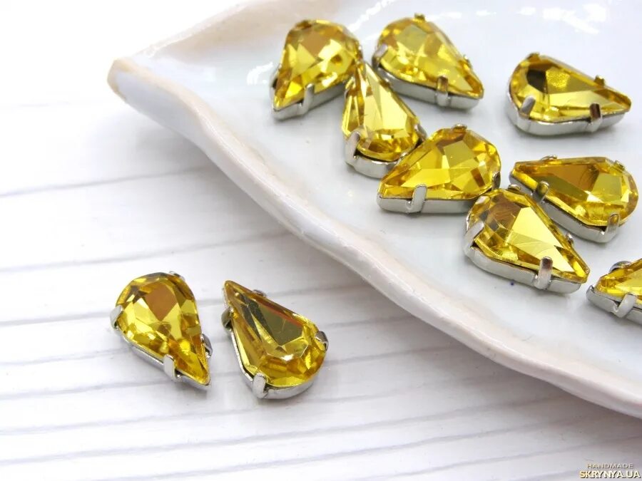 Ваза гусь хрустальный янтарная. Гусевский хрусталь ваза желтая. Желтый хрустальный кристалл. Желтый хрусталь. Кристалл на подставке.