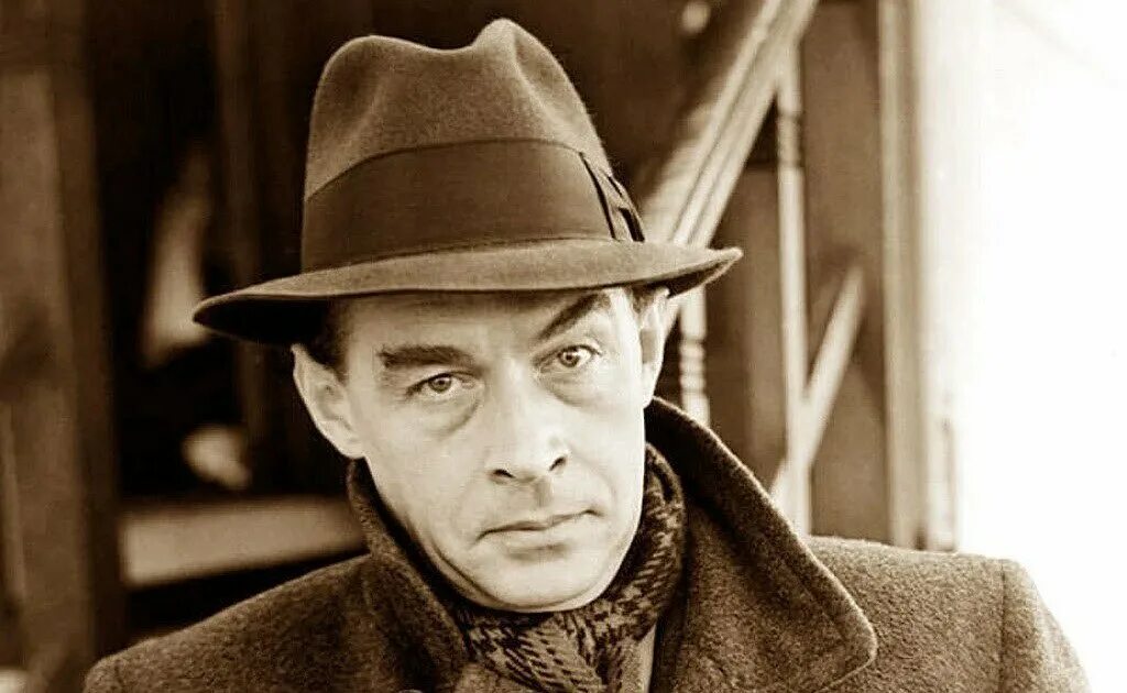 любимый напиток ремарка 9 букв. портрет ремарка. триумфальная арка ремарк краткое содержание. ремарк портрет. ремарк.