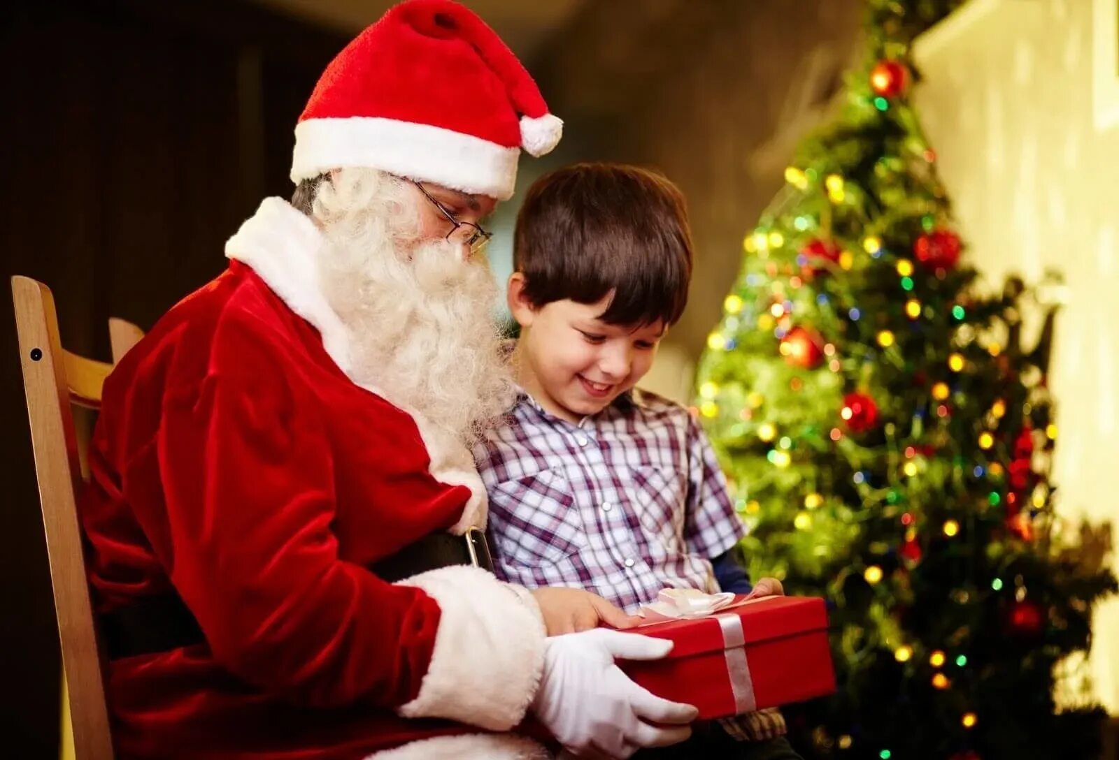 Деду морозу дарят подарки. Дед Мороз для детей. Дед Мороз дарит подарки. Новый год дети.