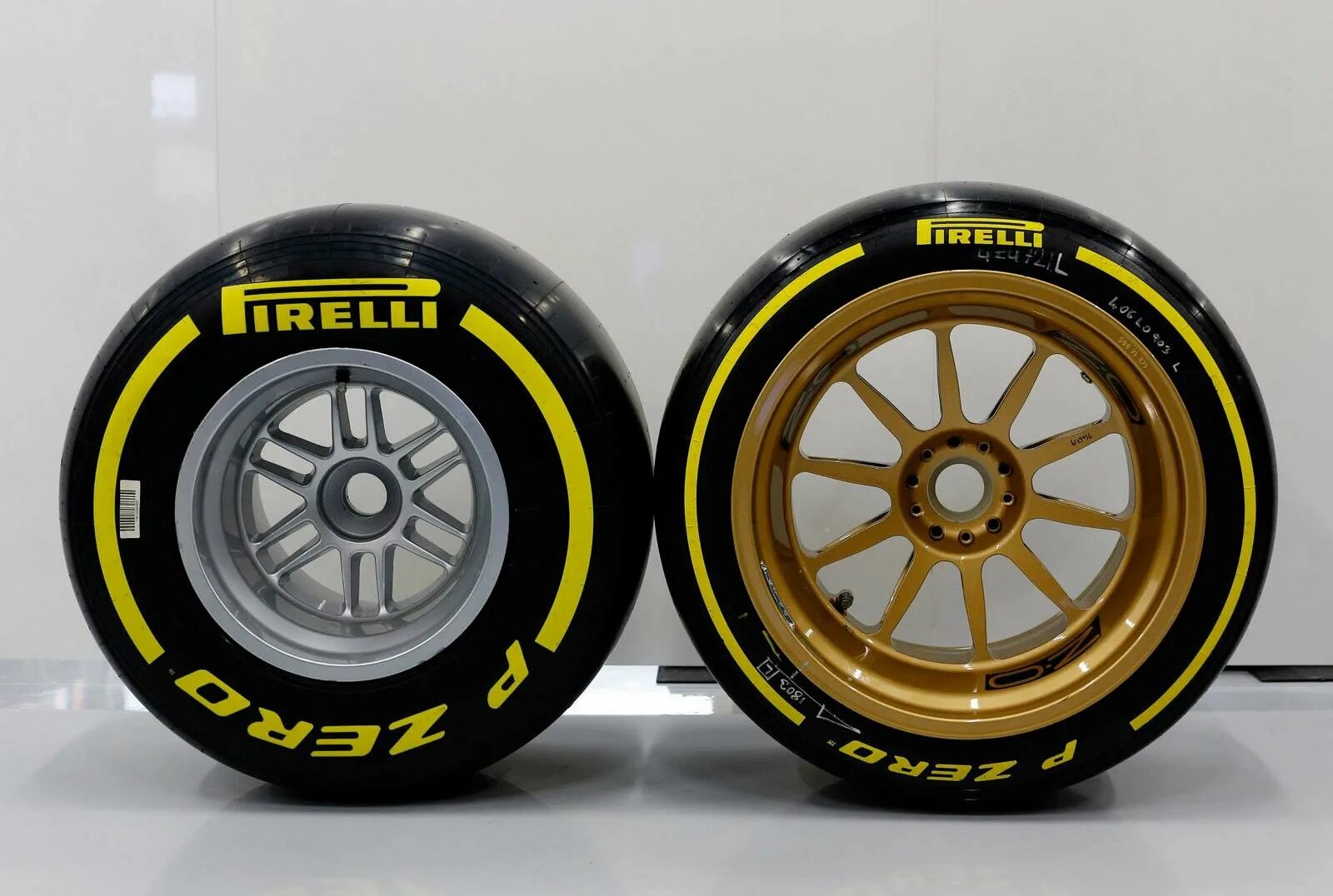 Диски f 1. F1 18 колеса. formula 2 2025 18-inch pirelli tyres. низкопрофильные шины f1. диски пирелли 18.