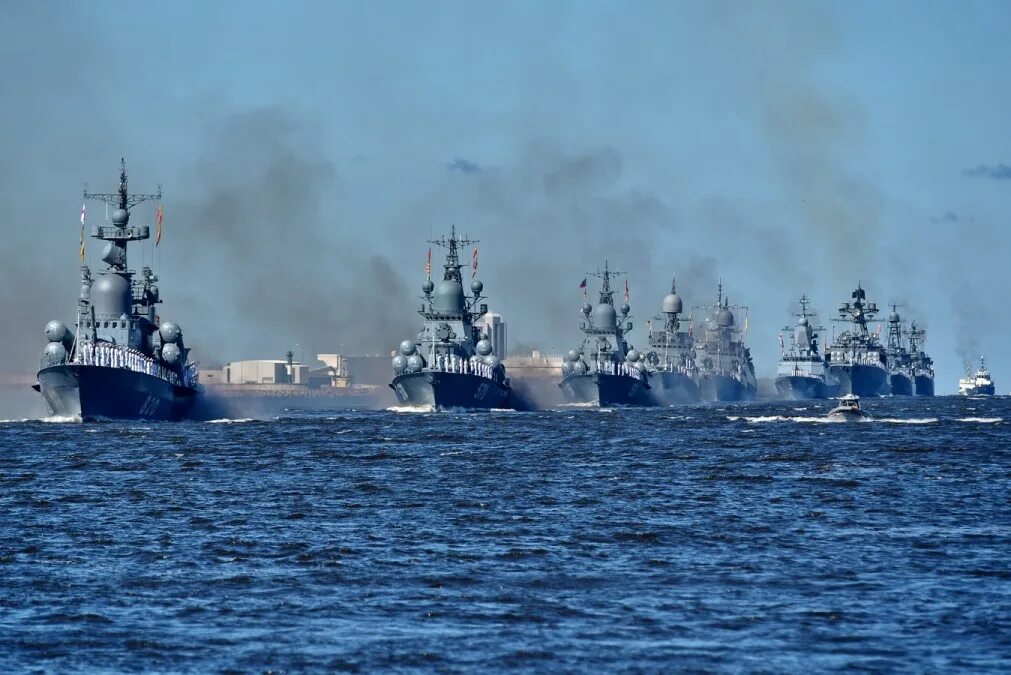 Сколько военно морских флотов. Парад ВМФ В Кронштадте. Кронштадт парад кораблей. Кронштадт флот.