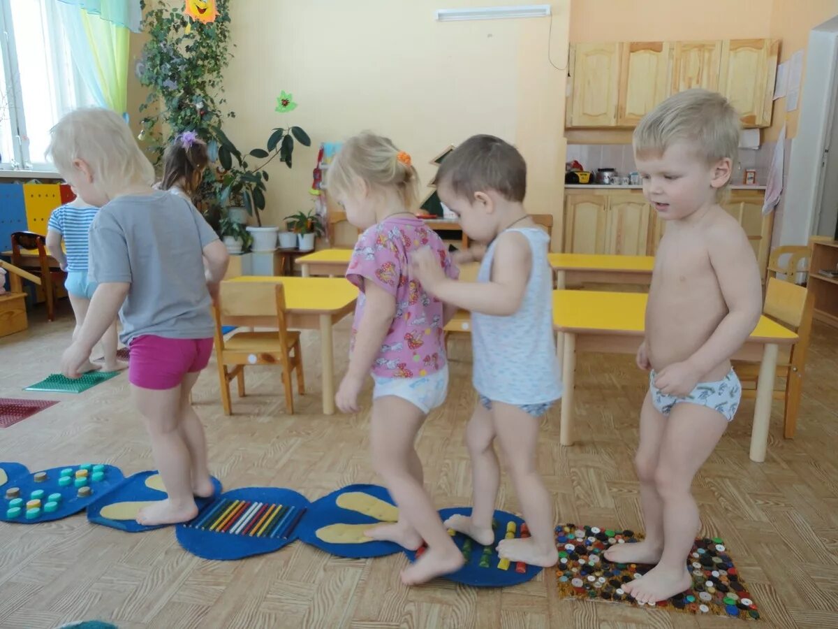 Закаливание младшая группа. Закаливание в детском саду. закаливание детей в детском саду. обливание детей в детском саду. закаливание в доу.