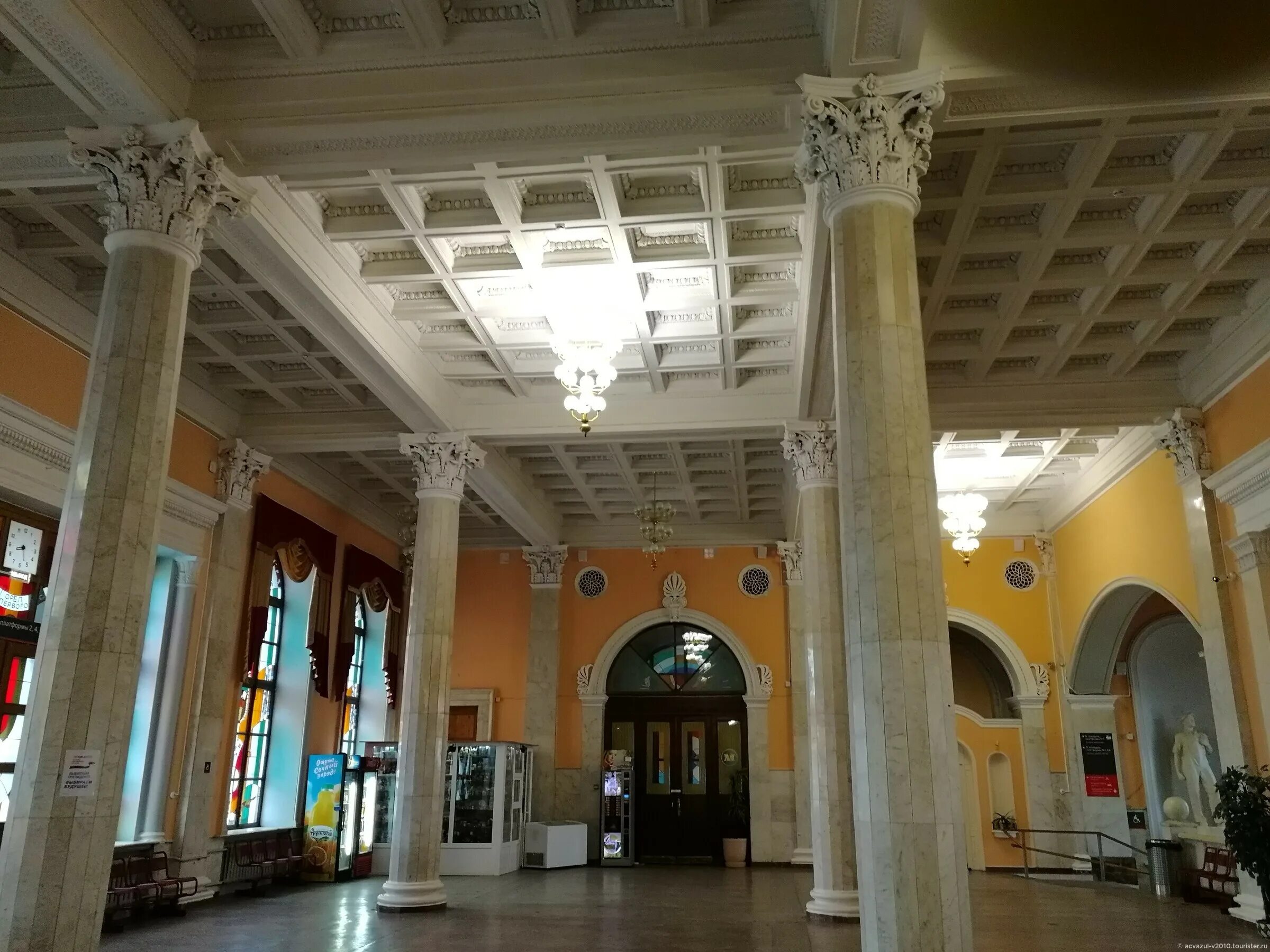 здание вокзала интерьер. вокзалы россии.