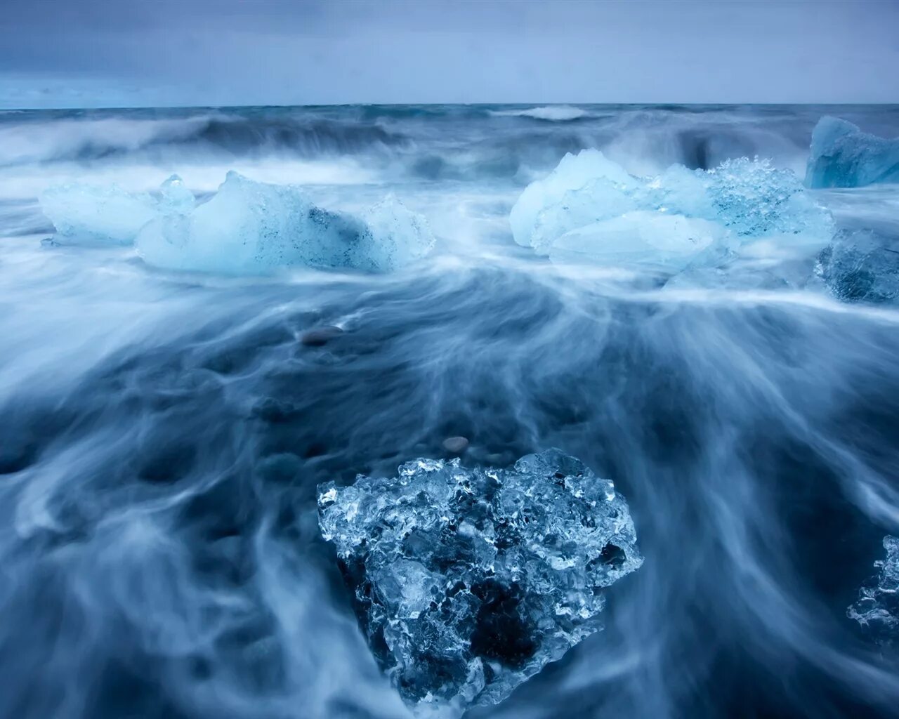 Синяя холодная вода. Северный Ледовитый океан шторм. Северный Ледовитый океан што. Ледовитый океан Айсберг. Холодный океан.