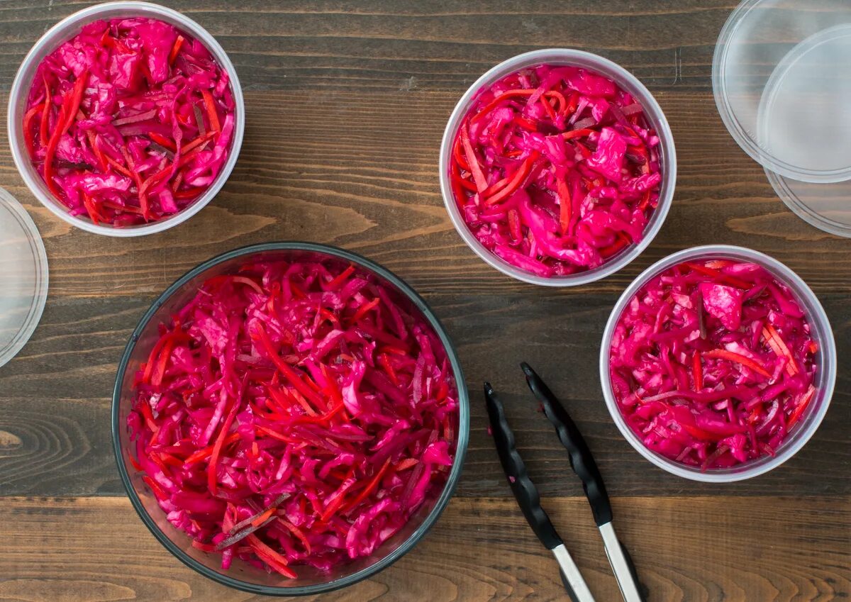 Соленая капуста в банках. Капуста квашеная. Квашеная капуста в банке быстрого приготовления. Тушеная капуста с уксусом. Капуста быстрым способом с уксусом.