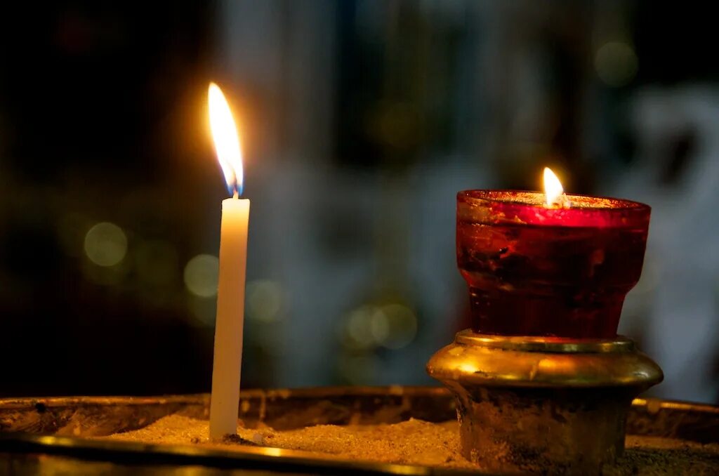 Церковные свечи. Свечи в храме. Горящие свечи в храме. Горящая церковная свеча. В церкви горят свечи