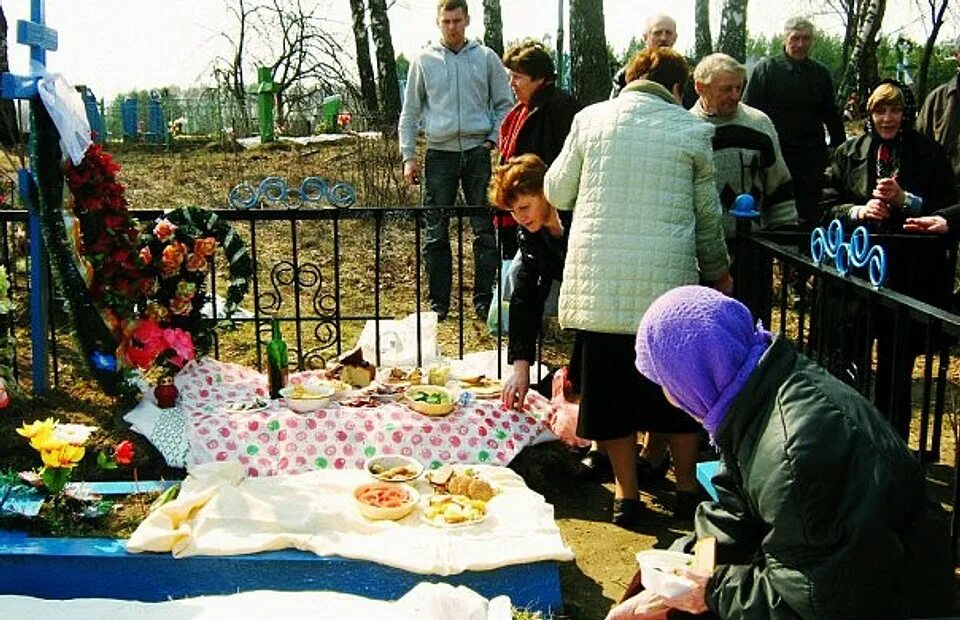 Поминки на кладбище на Пасху. Родительский день на кладбище. Поминальный день на кладбище. Кладбище на Радоницу. Можно ли на кладбище после обеда