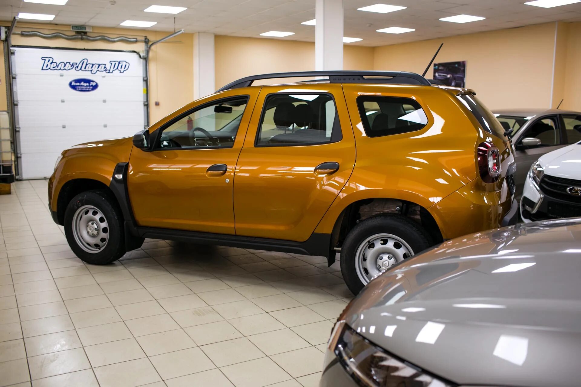 Купить дастер в салоне новый. Рено Дастер 2021. Renault Duster 2021 оранжевый. Рено Дастер оранжевый 2022 комплектация драйв. Рено Дастер полная комплектация.