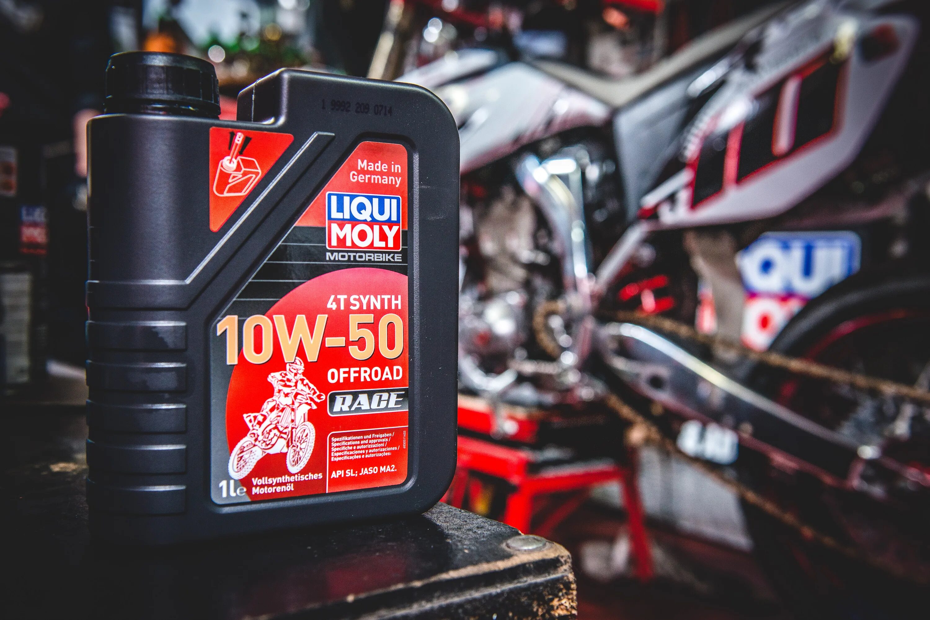 Масло для мотоцикла ликви моли. Liqui Moly Oil. Масло Ликви моли для мотоцикла. Liqui Moly моторное масло для мотоциклов. Моторное масло Liqui Moly реклама.