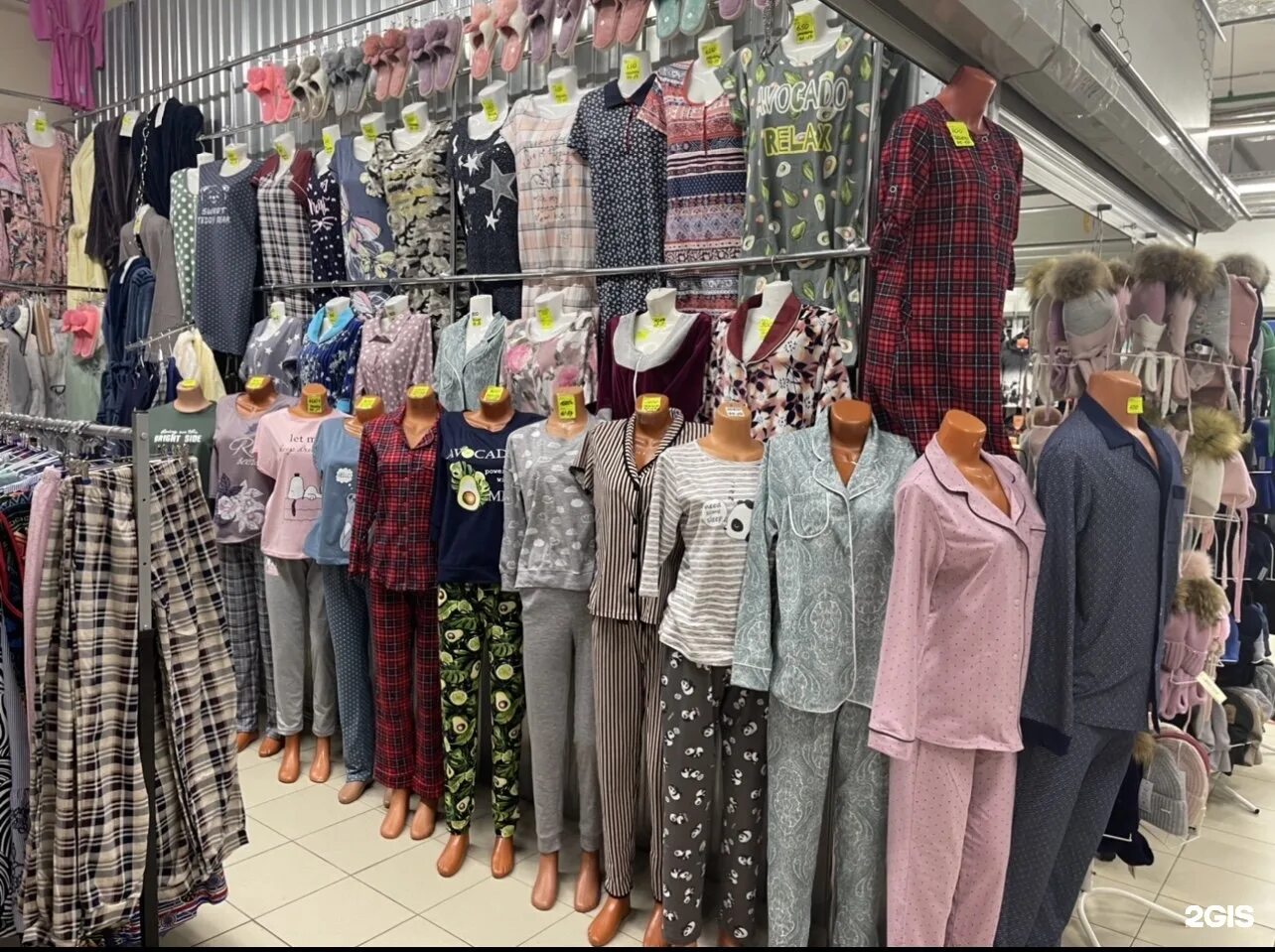 Бюджетные магазины одежды. Тц казань одежда. Брендовый торговый центр. Тц казань одежда. Тц южный казань фото.