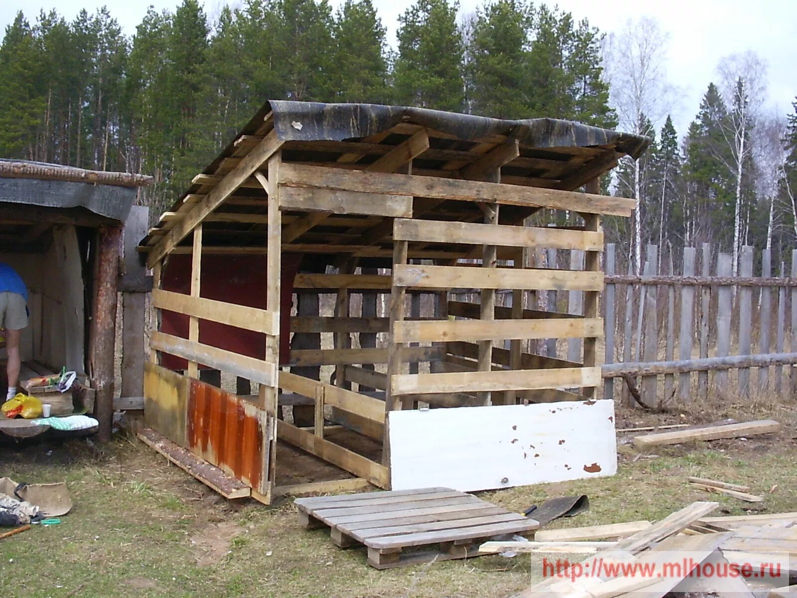 Сарай из подручных материалов своими руками. Сарай из досок. сарай из подручных материалов. сарай из поддонов. небольшой сарай из досок.