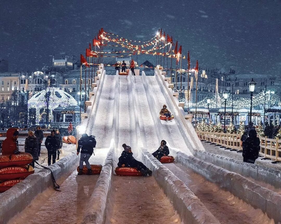 Горки новая москва. Тюбинговая горка в царицыно. Новогодние горки. Ледяная горка на улице марьинский парк. Ледяные горки манежная площадь.