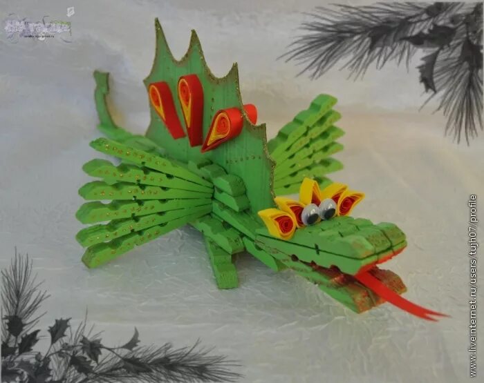 Игрушка елочная дракон своими руками в школу. Новогодняя поделка дракон. динозавр из бросового материала. дракон из прищепок. дракон из бросового материала своими руками.
