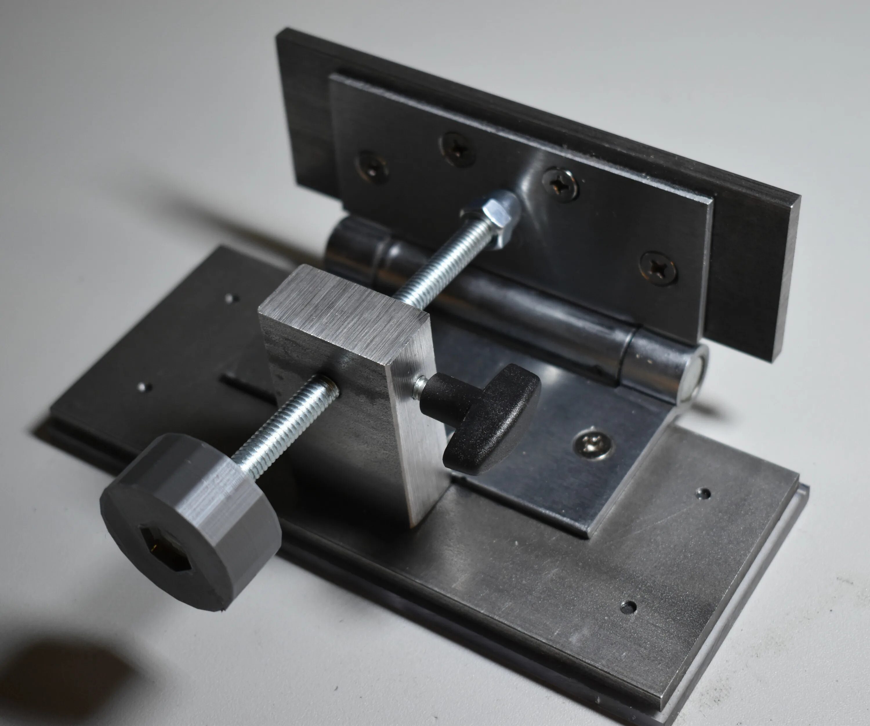 Приспособление для ножей. Точилка grinder для ножей. приспособа для заточкожей на гриндере. приспособление для заточки ножей на гриндере. станок для заточки ножа на гриндере.