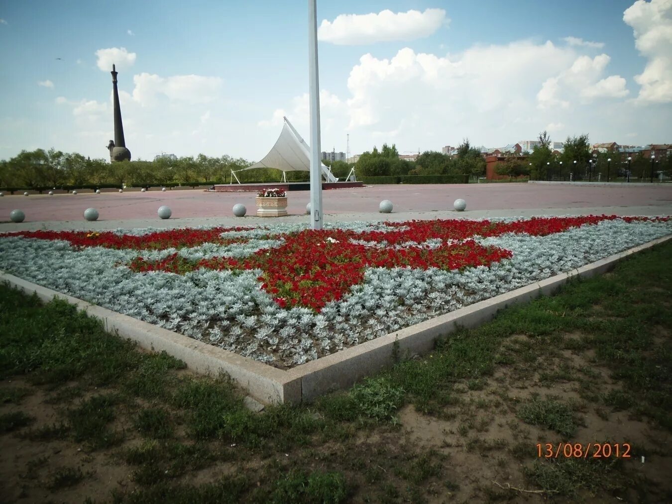 Разбита клумба. На школьном дворе разбивают 5 клумб треугольной формы. Поселок мосрентген. Поломанные клумбы. Дачные клумбы.