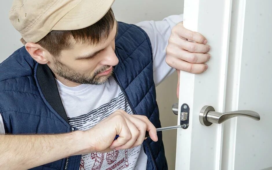 Вскрытие входных дверей. Fixing lock. Монтажник дверей. Установка замков. Fixing lock.