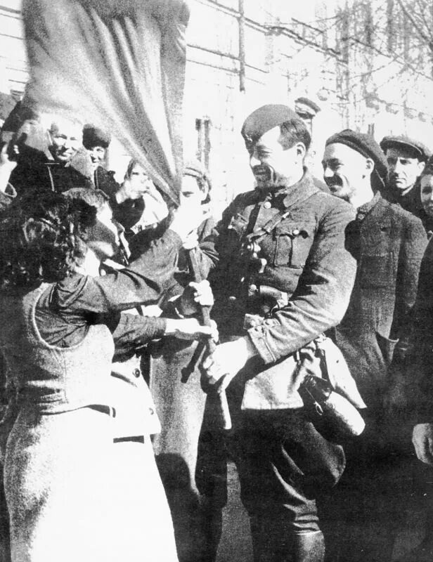 Встреча советских солдат освободителей.