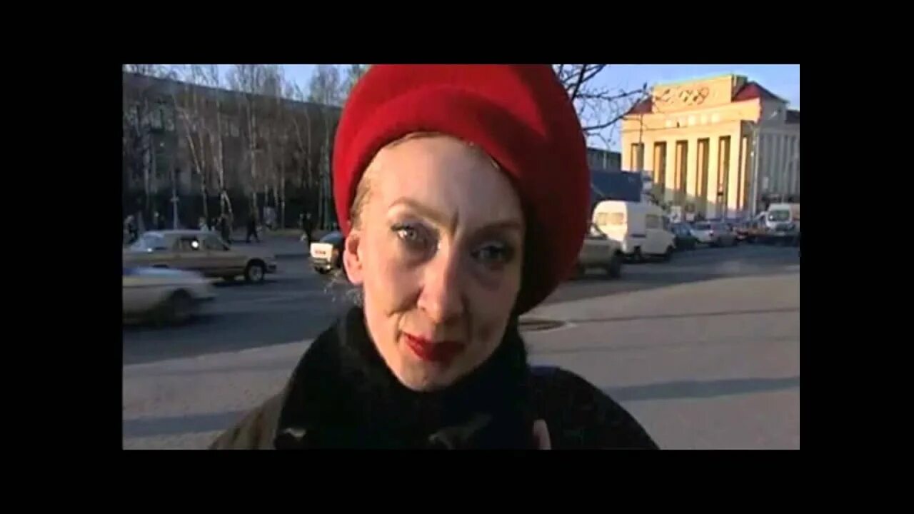 Женщина в красном кандибобере. Женщина в красном кандибобере