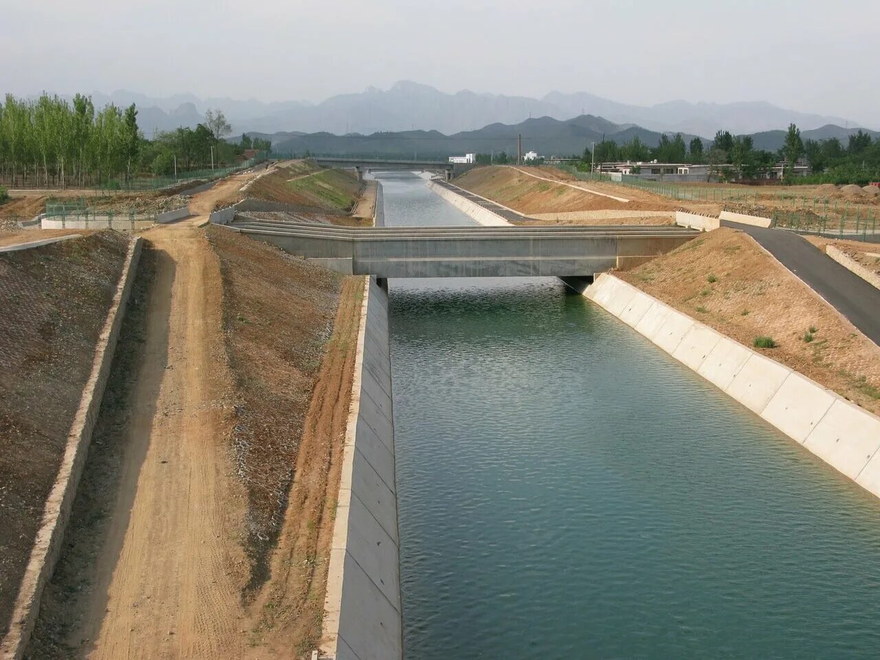 Сток речных вод. Поворот рек в Китае. Проект поворота рек в Китае. Переброска рек в Китае. Водные каналы Китая.