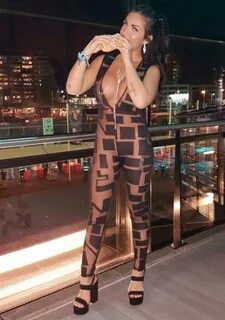 Televizyon yıldızı Elettra Lamborghini, giydiği kıyafetle nefes kesti. 