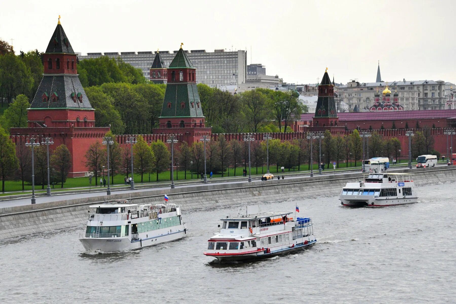 Речные прогулки москва 2022. Москва река трамвайчики речные электрические. Речные прогулки Зарядье. Причалы речных трамвайчиков в Москве. Реки Москвы.