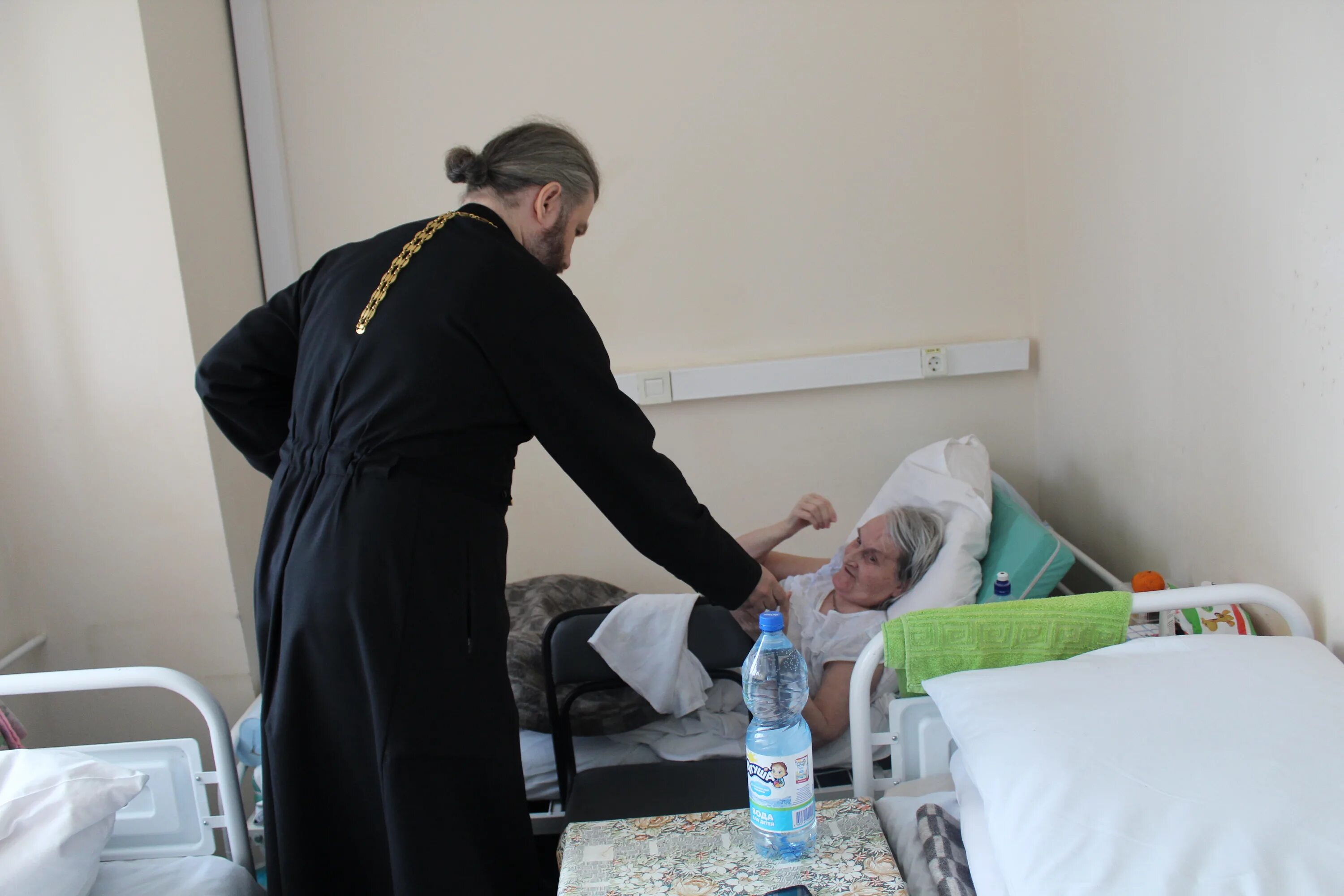 Священнослужитель в больнице. Соборование больного в больнице. Священник в больнице. Священник в больнице. Священник в больнице.