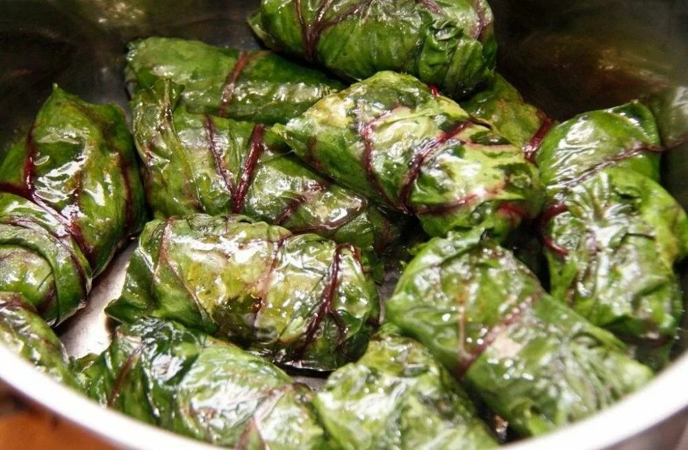 Мясо в капустных листьях рецепт. Долма в мангольде. голубцы в листьях мангольда. мангольд голубцы. свекольной ботва долма.
