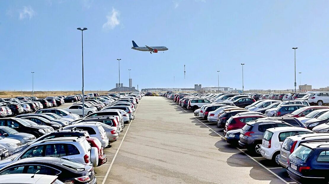 Парковка в савино. Car parking аэропорт. Стоянка машин. Парк автомобилей. Автомобили в ряд на стоянке.