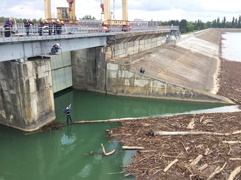 Краснодарское водохранилище на реке Кубани. Кубанское водохранилище Краснодар. Водосброс на Краснодарском водохранилище. Шапсугское водохранилище водосброс. Уровень воды в реке кубань в краснодаре