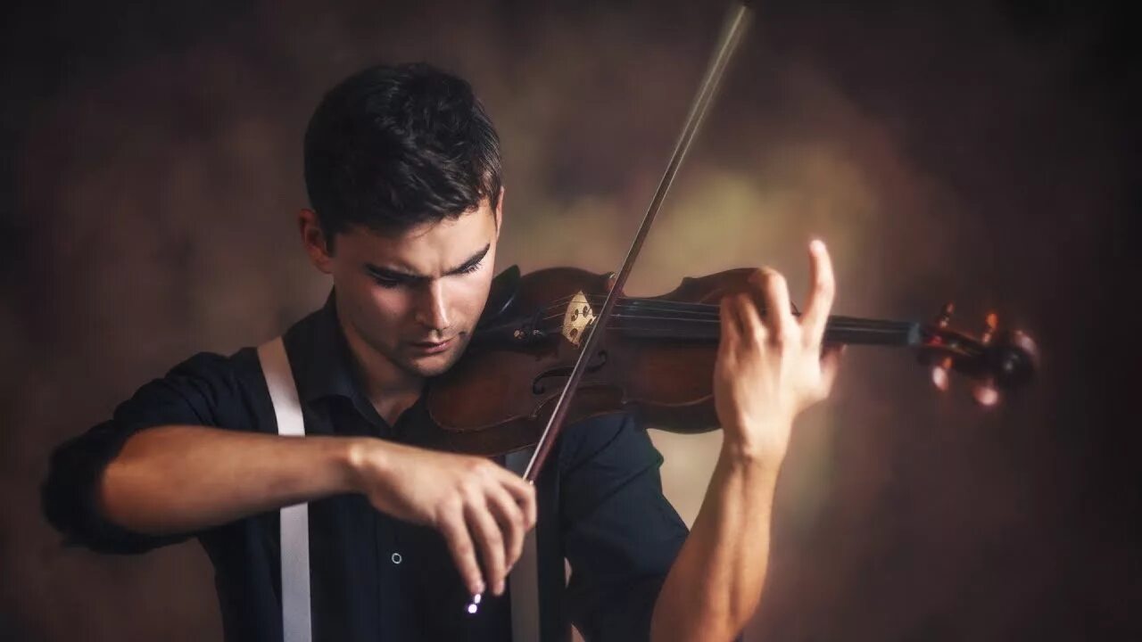 He plays the violin better. Мужчина со скрипкой. Скрипач.