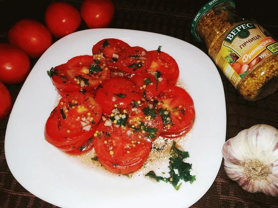 Маринованные помидоры с базиликом и чесноком быстрого. Закуска с помидорами. помидоры по итальянски. помидоры с базиликом и чесноком закуска. томатная закуска итальянская.