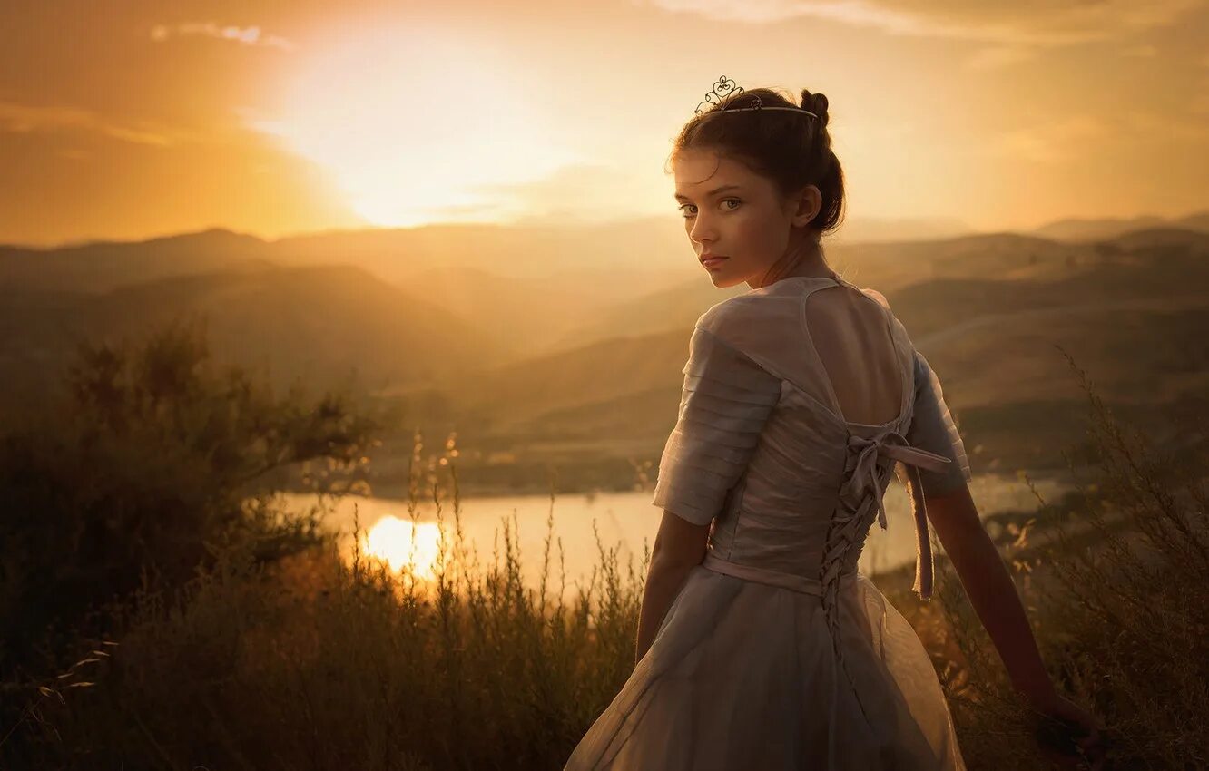 Девочка в старом платье. Платье золушки замарашки. Кэтрин пирс 1864 в платье. Старое платье золушки. Девочка в старом платье.