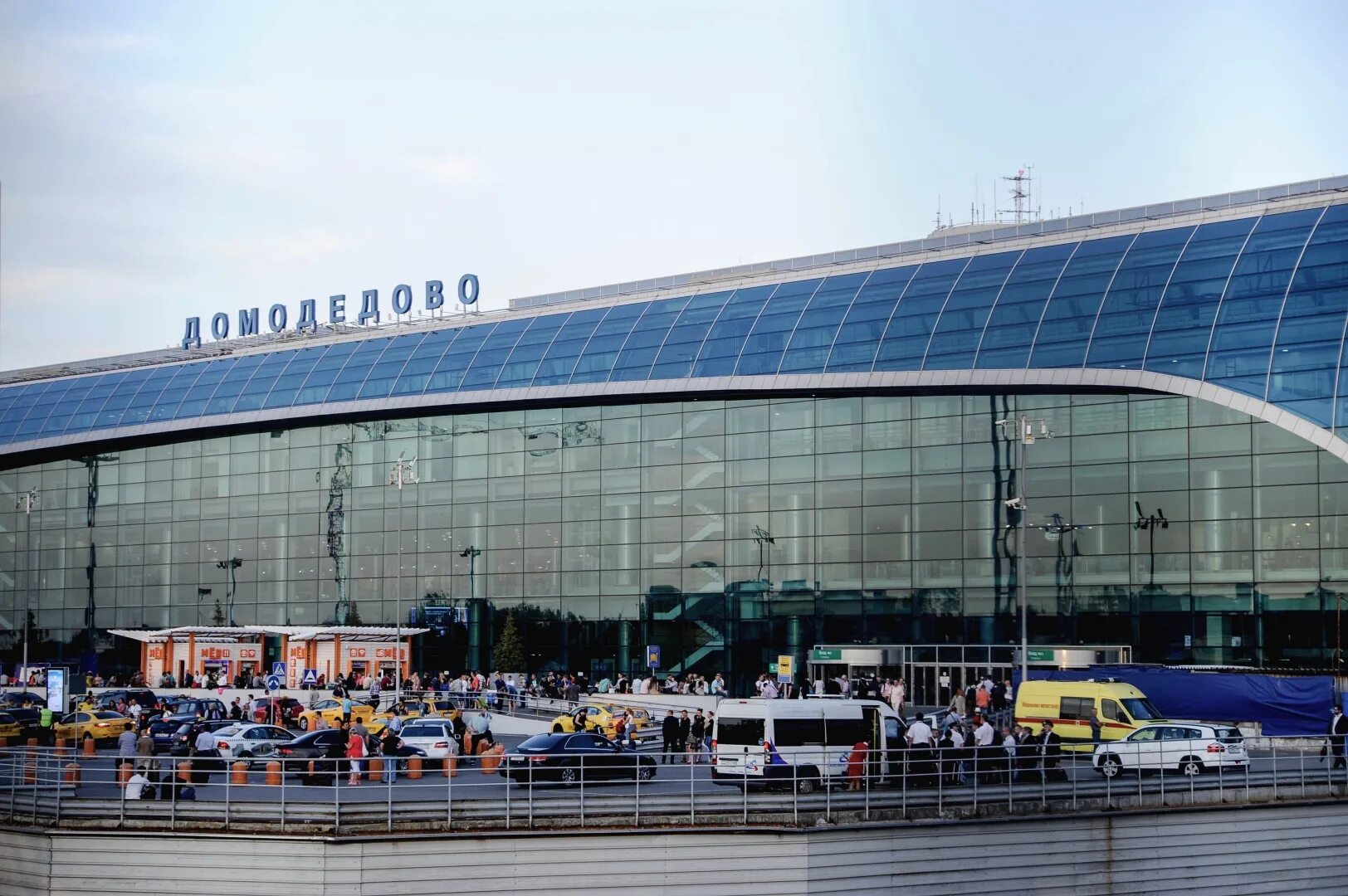Аэропорт домодедово. Самый большой аэропорт в москве. Аэропорт москвы 6 букв. Аэропорт москвы 6 букв. Аэропорт в москве знаменитый.