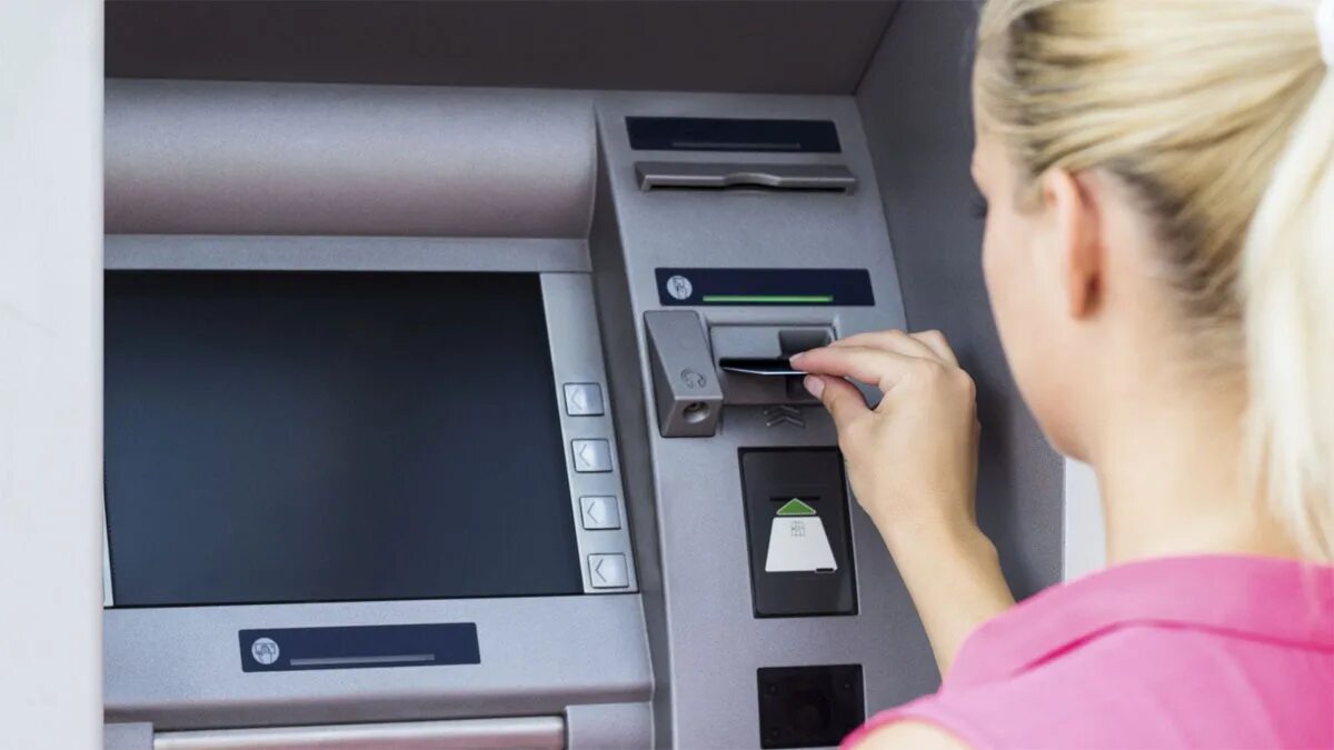 First atm. Банкомат. Банкомат (ATM). Человек у банкомата. Мошенники Банкомат.