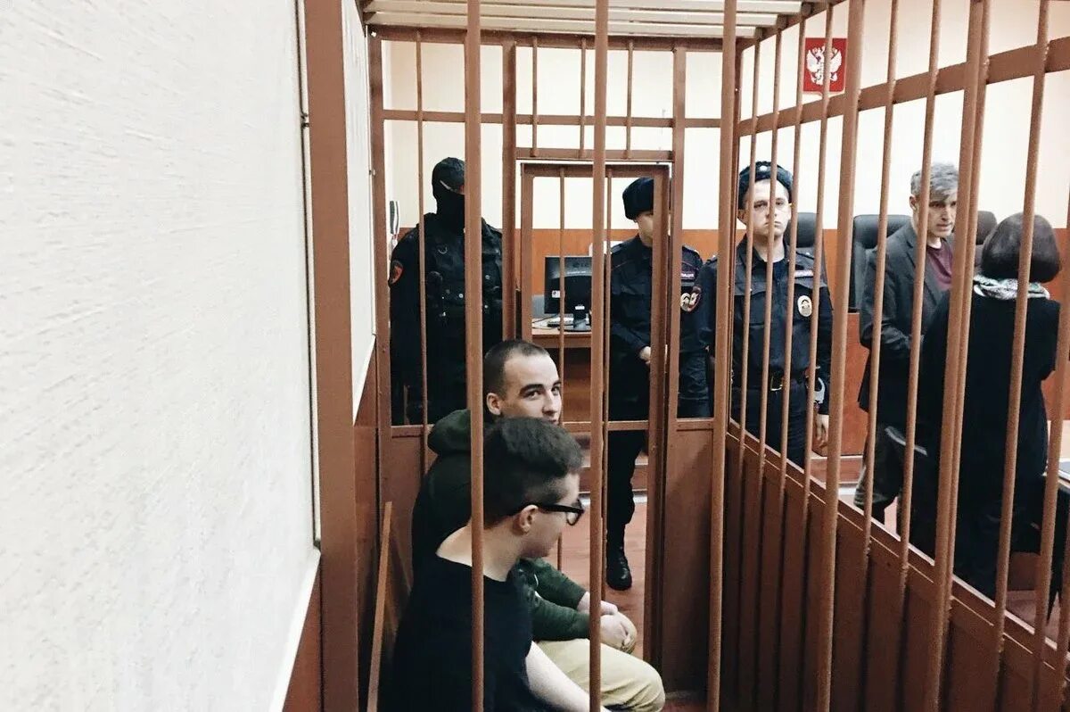 Подсудимый в суде. Человек за решеткой. Подсудимый в суде. Пожизненная тюрьма. Осужденный в суде.