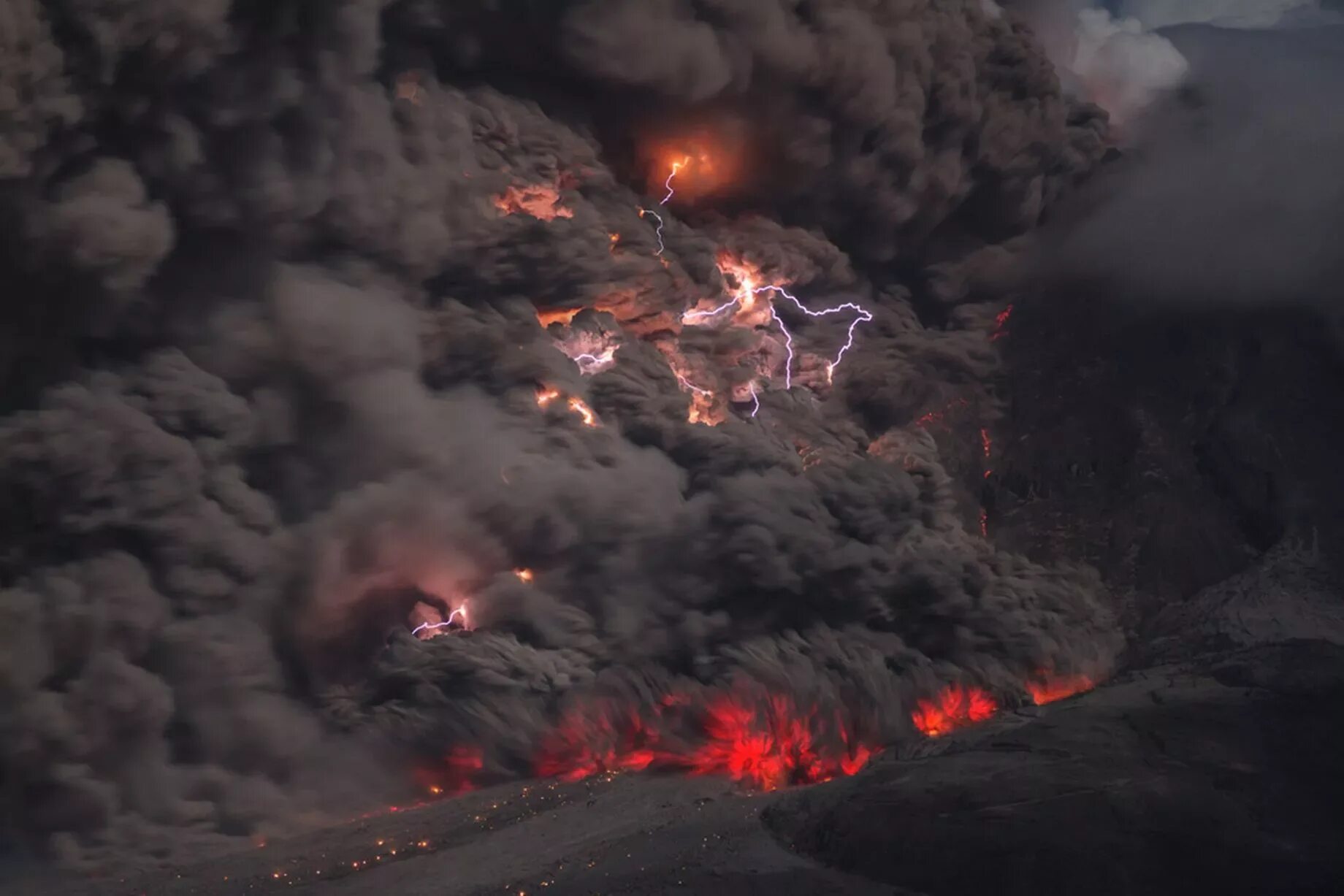 Nature disasters. Природные катаклизмы. Пирокластические потоки вулкана. Катастрофы природы. Взрыв вулкана.