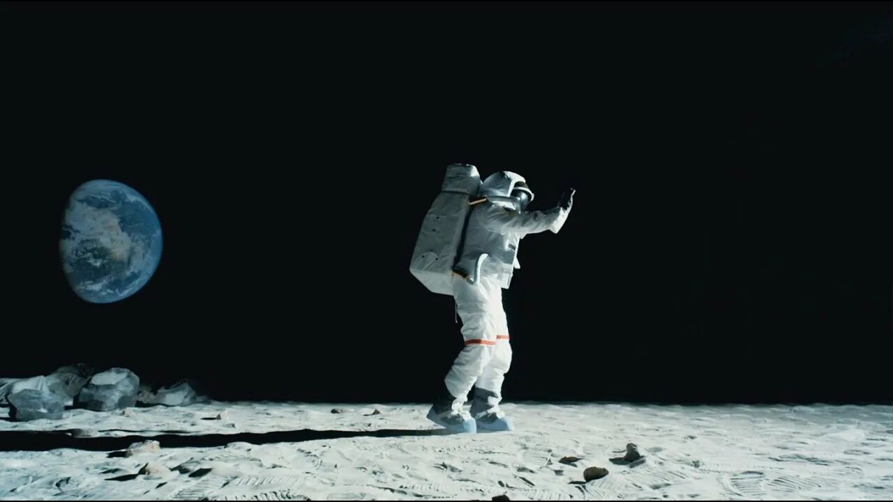 Лунная походка» (Moonwalk). Космонавт на Луне. Прыжок на Луне. Космонавт идет по Луне.