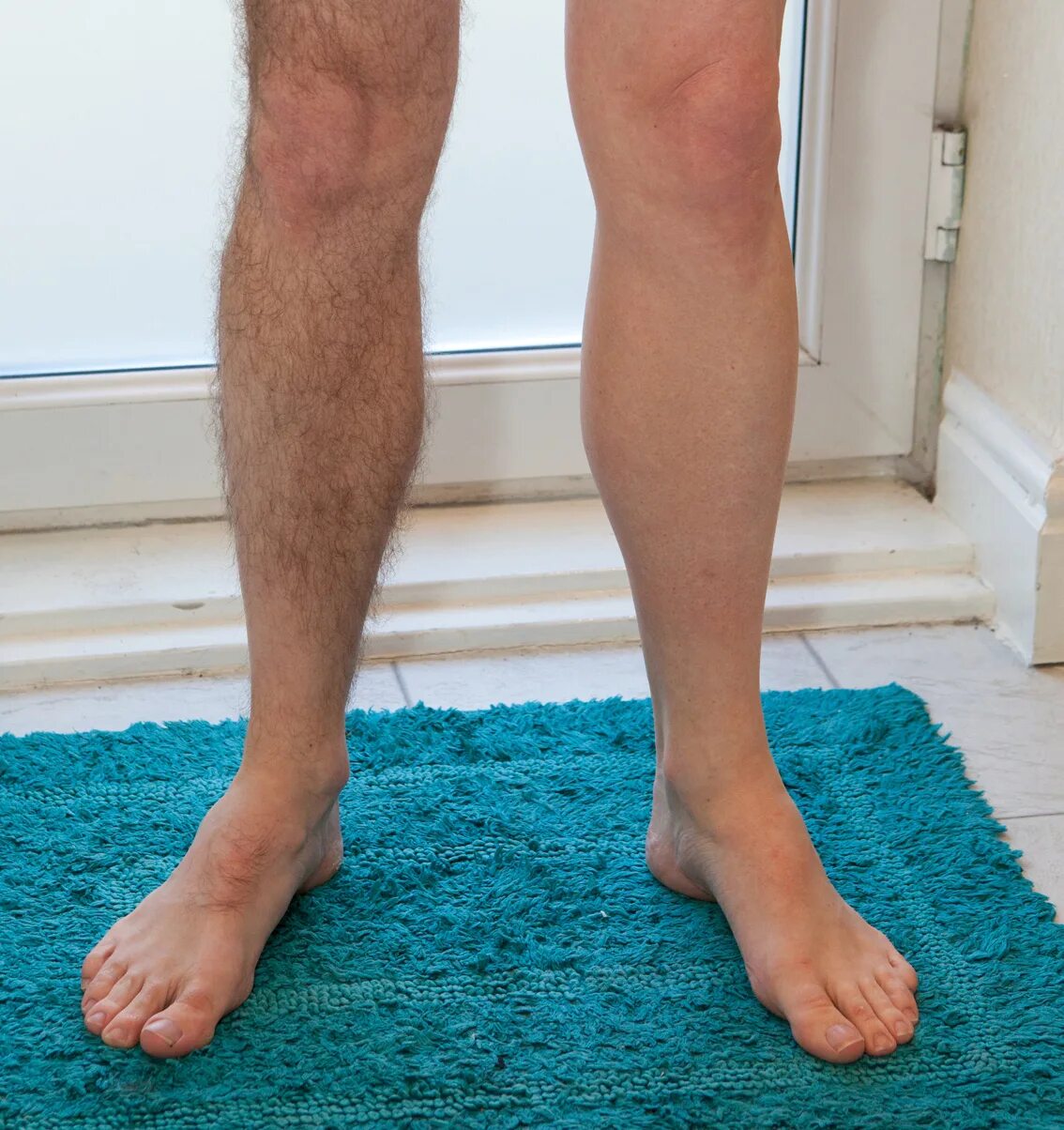 Hairy foot. Ноги мужчины. Ножки мужские. Красивые мужские ноги.