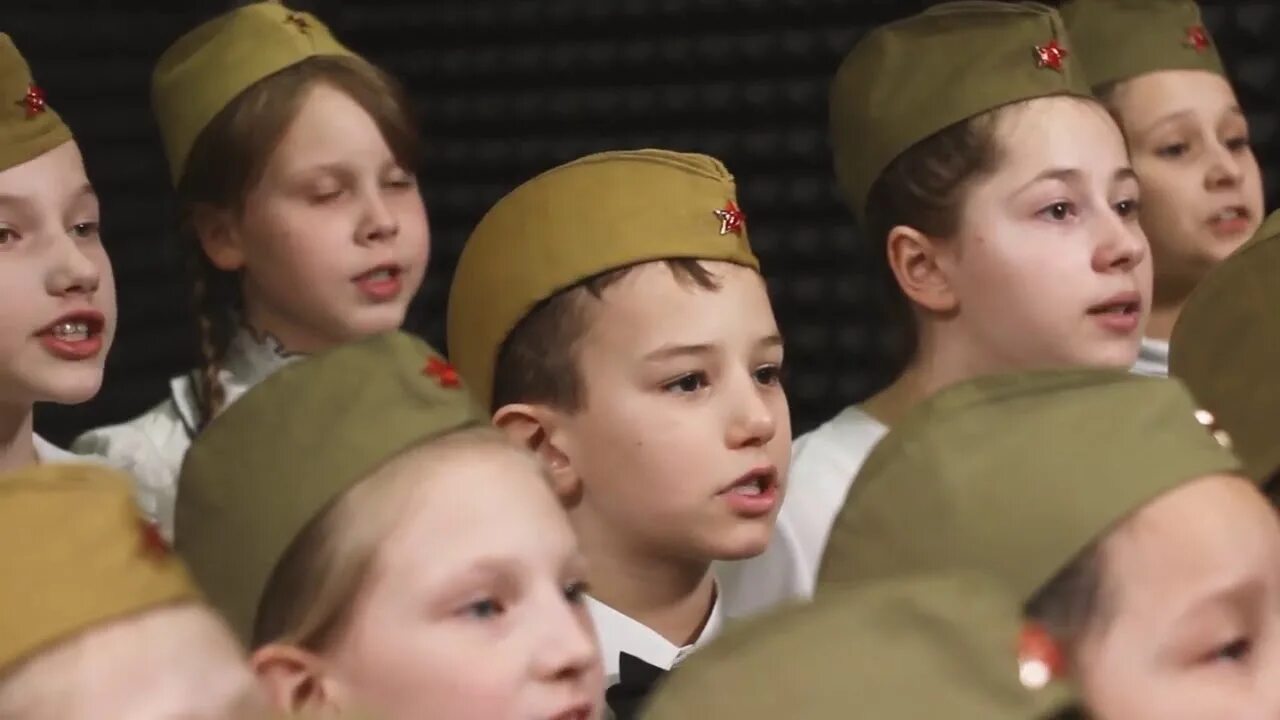 Мультикейс выступление о той войн. Солистка детского хора лена могучева. Детский хор песни про войну. Молдаванка песня дети хор. О той весне видеоклип.